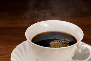 カップに淹れたてのコーヒーを注ぎ入れる