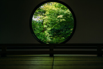 Obraz premium 京都のお寺の窓からの絶景