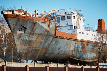 Old rusty ship in the dry dock of the shipyard. Planned repair of the vessel © Алексей Игнатов