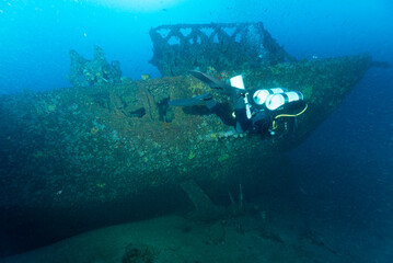 Sub con bibombola e stages di fianco al relitto del Gazzella, corvetta della marina italiana affondata durante la seconda guerra mondiale nel golfo dell'Asinara, Sardegna