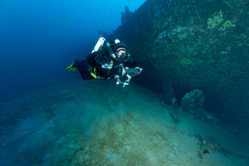 Sub con rebreather e stages di fianco al relitto della corvetta Gazzella, affondata nel golfo dell'Asinara, Sardegna