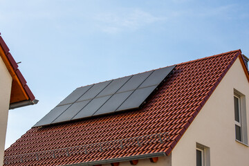 Fototapeta premium Wohnhaus mit Solarthermie für Heizung und Warmwasser