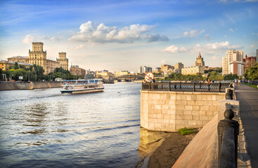 Fototapeta na wymiar Boat on the Moscow River and embankment, Moscow