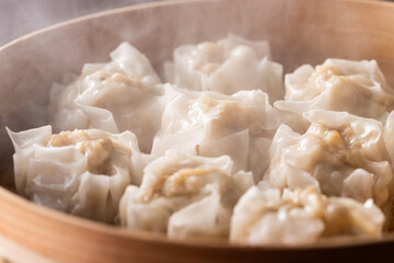 ほんわか湯気の立つ、セイロで蒸したホクホクの焼売