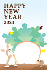 子ウサギと大きな人参のシンプルな背景の年賀状2023年　