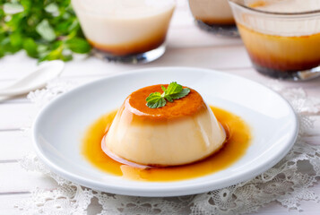 Cream caramel pudding with caramel sauce in plate - obrazy, fototapety, plakaty