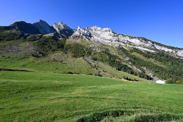 Fototapeta na wymiar Paysage de montagne autour du col des Aravis dans les Alpes françaises dans le département de la Haute-Savoie en France