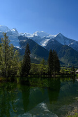Paysage de montagne sur le massif du Mont-Blanc avec le lac des Gaillands &agrave; Chamonix dans les Alpes fran&ccedil;aises