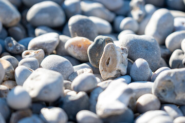 GALET troué sur la plage d'Etretat