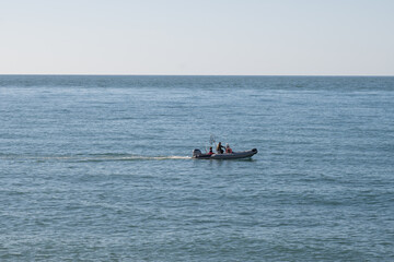 bateau a moteur sur la mer &agrave; Etretat