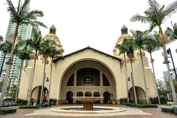 Foto auf Acrylglas Famous San Diego sightseeing city skyline landmark Depot train station in Art Deco and spanish Colonial architecture style breathtaking interiors and palm tree courtyard gardens with columns archway © Tamme