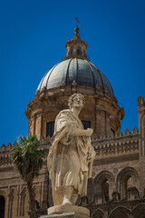 Fototapeta na wymiar Cathedral in the middle of sicily