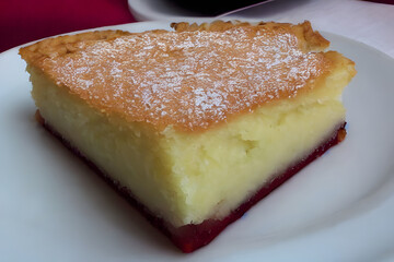 bakewell tart, baked food item, a sweet and sugary dessert