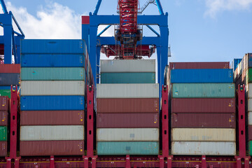 Gestapelte Container auf einem  Containerschiff im Hafen