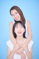 Fototapeta premium 白い服を着て写真に収まる女性2人