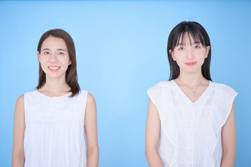 白い服を着て写真に収まる女性2人