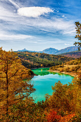 Fototapeta na wymiar Treffort France 10 2021 vue aux couleurs de l'automne, du lac du Monteynard. Le lac est connu pour les 2 passerelles himalayennes qui le traversent. 