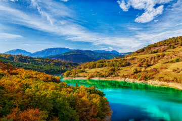 Obraz na płótnie Canvas Treffort France 10 2021 vue aux couleurs de l'automne, du lac du Monteynard. Le lac est connu pour les 2 passerelles himalayennes qui le traversent. 