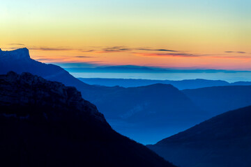 Le Sappey en Chartreuse France 11 2021 vue sur la vallée Grenobloise au soleil couchant, à moitié cachée sous une mer de nuage depuis les hauteurs du Fort Saint Eynard.