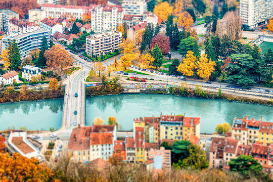 Grenoble France 11/2021 photo tiltshift vue de Grenoble depuis les hauteurs de la bastille, c&eacute;l&egrave;bre pour son t&eacute;l&eacute;ph&eacute;rique appel&eacute; les bulles de Grenoble.