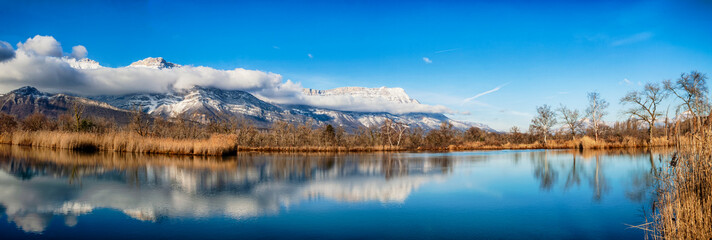 Varces et Allières France 11/2021 Etangs du Noiret, jeux de réflexion dans l'eau, reflets des montagnes enneigées, des roseaux et du ciel dans l'étang