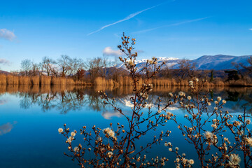 Varces et Allières France 12 2021 photo des Étangs du Noiret en hiver reflétant les montagnes enneigées autour