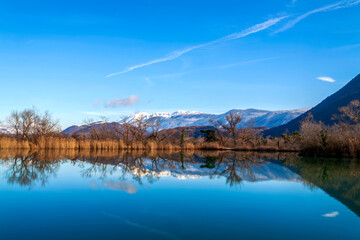 Varces et Allières France 11/2021 Etangs du Noiret, jeux de réflexion dans l'eau, reflets des montagnes enneigées, des roseaux et du ciel dans l'étang