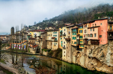 Pont en Royans France 12 2021 alignement de maisons aux façades colorées suspendues au dessus de...