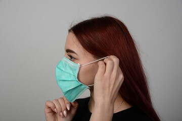 frau jung gutaussehdne teenager kind mit mund nasenschutz maske virus grippe sars covid covid-19...
