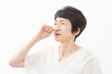 白背景で鼻水を啜る中年女性