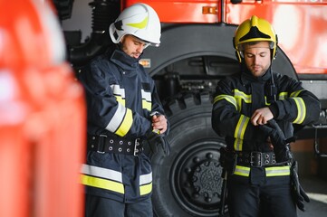 Obraz premium firemen leaving the station equipped and with the tools for the extinction of the fire