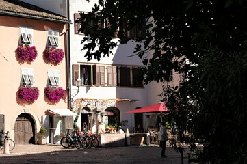 Impressionen vom Etsc - RadwegBlumenschmuck an historischer Fassade in Neumarkt - Südtirol - obrazy, fototapety, plakaty