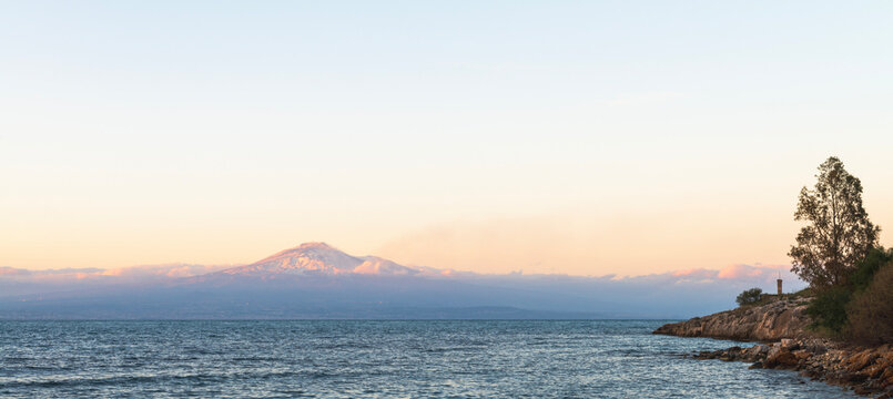 Catania con il vulcano Etna sullo sfondo