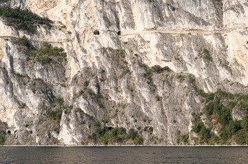 Alte Militärstraße in einer steilen Felswand bei Riva am Gardasee