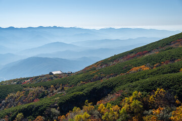 紅葉する山　御嶽山