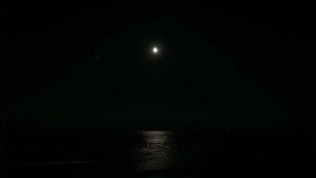 Time Lapse del sorgere di Giove e della luna, la cui luminosità' si riflette sul mare e si sposta