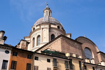 Fototapeta na wymiar Die Kuppel der Basilika Santa Barbara in der zum UNESCO Weltkulturerbe gehörenden Altstadt von Mantua, auch Mantova in der Lombardei - Italien