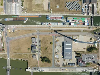Fotobehang Antwerpen, 9 augustus 2022, België. De Boudewijnsluis is een sluis in de haven van Antwerpen. 360 meter lang 45 meter breed. Industriële havenpassage voor schepen en beroepsvaartuigen in de haven. © Sepia100