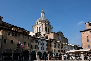 Die Kuppel der Basilika Santa Barbara über der Altstadt von Mantua und der Piazza del erbe , welche Zum UNESCO Weltkulturerbe gehört