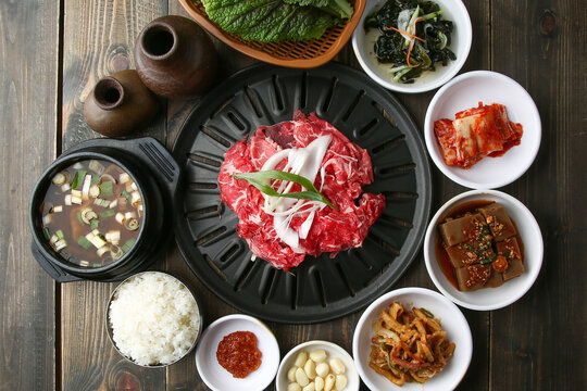 Bulgogi Table with Korean Traditional Food 한국전통 음식 한상차림의 불고기 한 상 테이블