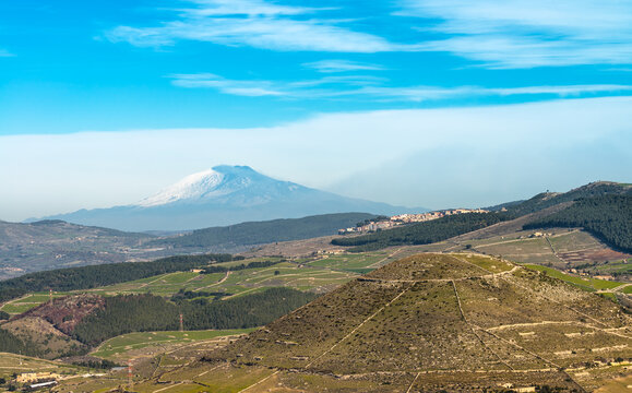 Colline iblee, Chiaramonte Gulfi e l'Etna sullo sfondo