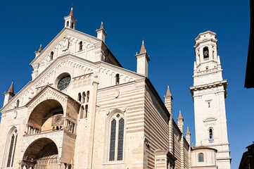 Frontalansicht des Domes Santa Maria Matricolare mit dem Glockenturm  in Verona. Das Romanische...