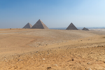 Pyramiden von Gizeh, Cheops-Pyramide, weite Steinwüste mit den Pyramiden im Hintergrund.