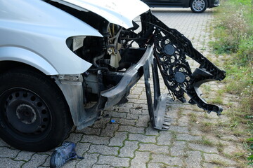 FU 2021-09-18 Feld 63 Die Vorderseite des Autos ist zerstört