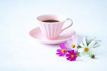 Fototapeta na wymiar コスモスの花束とコーヒー（白バック）