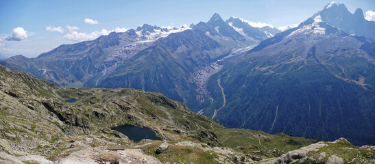 Vue panoramique du Massif du Mont Blanc : lac de Chéserys et le glacier d'Argentière