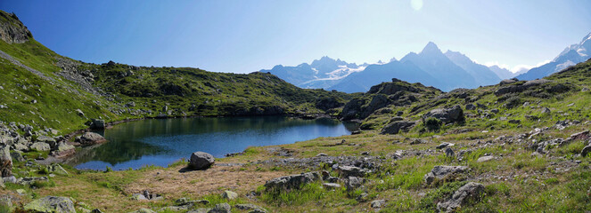 Fototapeta na wymiar Panorama : Lac de Chéserys et Massif du Mont Blanc