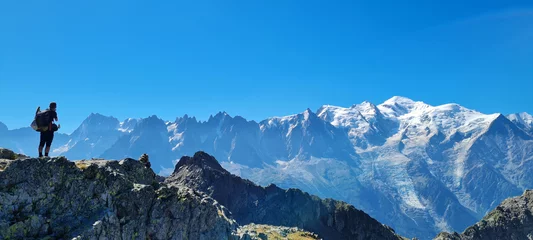 Cercles muraux Mont Blanc Randonneur admirant le massif du Mont Blanc