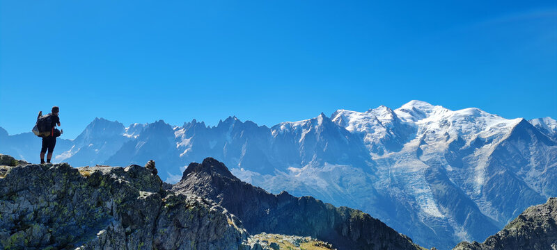 Randonneur Admirant Le Massif Du Mont Blanc