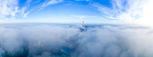 Mgła nad miastem przemysłowym Jastrzębie-Zdrój na Śląsku w Polsce, panorama jesienią z lotu ptaka
